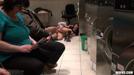 Встретил бывшую в прачечной и поимел на глазах посетителей
