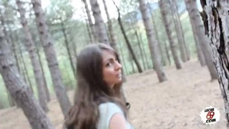 Бедняжку насилует грибник в лесу